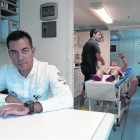 El doctor Michele Zasa, sentado tras su pequeña mesa en el interior de la Clínica Móvil.