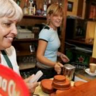 Marisa Picorel y su hija Yein-Lee en su restaurante de San Mamés