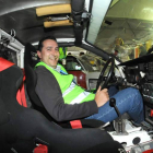 Urbano González, dentro de un coche. Su pasión se traslada a un libro único y referente del automovilismo leonés.