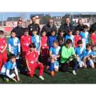 Los dos equipos benjamines del Naraya y Fuentesnuevas, acompañados por sus técnicos, con Eduardo Morán e Iván Farelo. M. MACÍAS