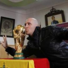 La clase política bañezana también quiso tocar la Copa conquistada en Sudáfrica.