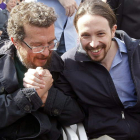 Pablo Iglesias estrecha la mano de su padre, Javier Iglesias, ayer, en el mitin de Zamora.