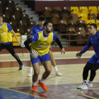 Los jugadores del Abanca Ademar, durante un entrenamiento en el Palacio. FERNANDO OTERO