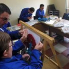 Enfermos mentales que trabajan en un taller de Alfaem en León