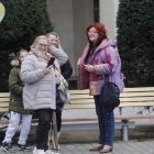 Un grupo de mujeres en uno de los bancos. L. DE LA MATA