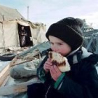 La guerra provoca millones de desplazados como este niño checheno