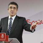 El secretario general de los socialistas vascos, Patxi López, durante una rueda de prensa.