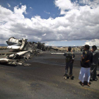Restos de un avión en el aeropuerto de Sanaa.