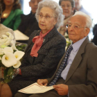 Josefa Fernández y Julio de Paz con el ramo de flores y el diploma de sus bodas de platino. RAMIRO