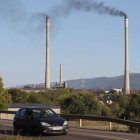 Las pruebas de la central térmica de Endesa dejaron ayer una densa columna de humo. L. DE LA MATA