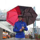 Maverick Viñales pasea por el lluvioso ‘paddock’ del circuito de Losail (Doha, Catar).