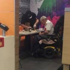 El empleado conocido como 'Kenny', mientras ayuda a un discapacitado.