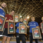 Miriam Marcos, triple campeona femenina, rodeada por los cuatro ganadores en la lucha masculina: Caberín, Tomasín, Moisés y Mario ayer en el Palacio en el Campeón de Campeones.