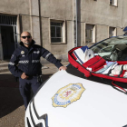 Santiago Balbuena con el botiquín de primeros auxilios que lleva en el coche patrulla.