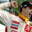 El cántabro festejó por lo alto la primera gran victoria de su carrera automovilística