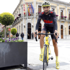 Andrés Turienzo Llamazares 'Piru' en la Plaza Mayor de La Bañeza con la bicicleta con la que afrontará el reto Everesting Challenge el martes en tierras zamoranas.