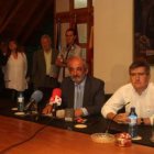 Santos Llamas, acompañado de Francisco Fernández explica el resultado del Consejo de Administración.