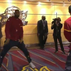 LeBron y su peculiar baile antes de saltar al parquet de Cleveland.
