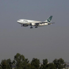 Un avión de pasajeros de la companía Pakistán International Airlines llega al aeropuerto doe Islamabad.