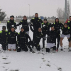 Dioni, primero por la derecha fila de abajo, junto al resto del equipo en una sesión con nieve. CYDL