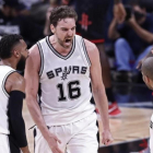 Pau Gasol junto a Tony Parker y Patty Mills durante el segundo encuentro Spurs-Rockets.