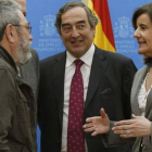 Báñez conversa con el líder de UGT, Cándido Méndez (izquierda) y el presidente de la patronal CEOE, Juan Rosell, el pasado abril.