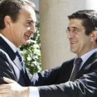 Rodríguez Zapatero saluda a Patxi López a su llegada al palacio de La Moncloa.