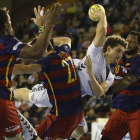 El brasileño del Abanca Ademar Acacio en el partido ante el Barcelona cuando se lesionó.