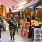 Agentes de policía belgas patrullan la Rue des Bouchers, en Bruselas.