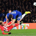 Gary Cahill en una acción contra Antoine Griezmann. FACUNDO