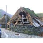 Imagen de archivo de palloza en mal estado en el pueblo de Balouta, municipio de Candín. DE LA MATA