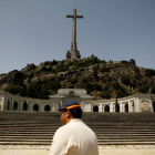 Un turista en el Valle de los Caídos.