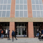 Imagen exterior de alumnos de la Facultad de Económicas, en el campus de Vegazana. SECUNDINO PÉREZ
