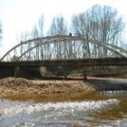 El río Eria, a su paso por el antiguo puente de la carretera de Camarzana de Tera, en Castrocalbón