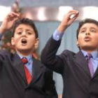 Dos niños del Colegio de San Ildefonso cantan el premio Gordo en el año 2003