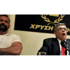 El líder del partido de extrema derecha griego Aurora Dorada, Nikos Michaloliakos (a la derecha), durante una conferencia de prensa en Atenas.