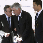 Florentino conversa con Ancelotti en presencia de Cristiano Ronaldo.