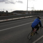 Un ciclista circulando por una carretera de León.