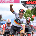 Ackermann celebra su triunfo en la línea de meta de Fucecchio. DI MEO
