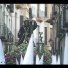 El Jesús Nazareno salió el domingo entre el silencio de la capilla de los Capuchinos. Una comitiva de mujeres con velas abrían la la procesión que recorrió las estrechas calles del casco antiguo.