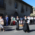 Procesión con la imagen de la Soledad a su paso por la calle principal de Camponaraya. L. DE LA MATA