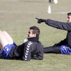 Santi Santos, a la derecha, habla con el también defensa Alberto Negral en un entrenamiento.