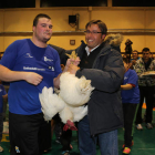 Abel Isaí Cabero recibe del diputado de Deportes, Emilio Orejas, el gallo que reconoce la tercera victoria consecutiva de la Ribera en el corro más clásico.