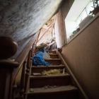 Vista del interior de una de las viviendas destruidas en Vil'khivka, situada en los alrededores de Járkov. ESTEBAN BIBA