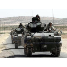 Soldados turcos con tanques regresan de una misión en Siria.