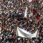 El gentío sigue desde la Plaza de San Marcos las intervenciones de los mineros