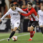 Denís Chéryshev disputa un balón con el centrocampista del Athletic Club Beñat Etxebarria durante un lance del partido. MANUEL BRUQUE