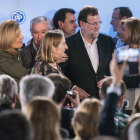 El presidente del Gobierno, Mariano Rajoy (c), junto a la secretaria general del PP, María Dolores de Cospedal (2d), y los ministros, del Interior, Jorge Fernández Díaz (d); de Empleo, Fátima Báñez (i), y de Fomento, Ana Pastor (2i), entre otros, durante