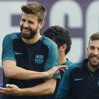 Gerard Piqué se ríe en el entrenamiento del Barça.