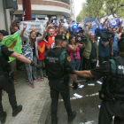 Un grupo de personas se manifiesta en Tarragona ante efectivos de la Guardia Civil. JAUME SELLART